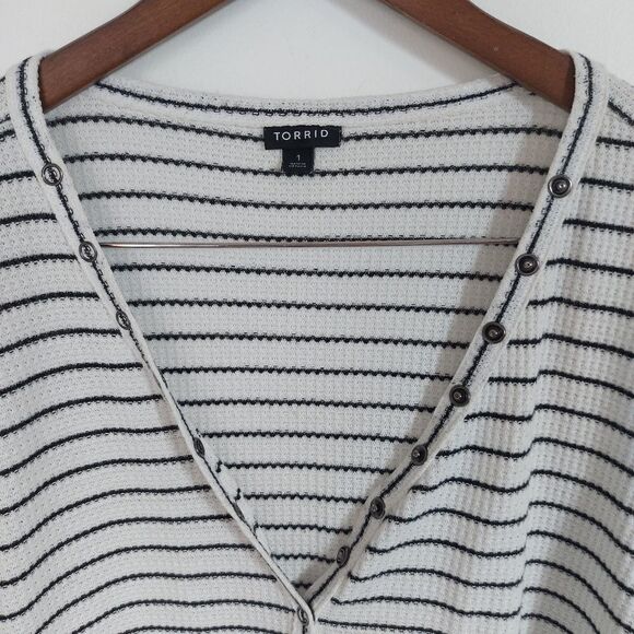 Torrid Thermal Waffle Weave V Neck Shirt White Black Stripes Snap Button Size 4… - Picture 4 of 7